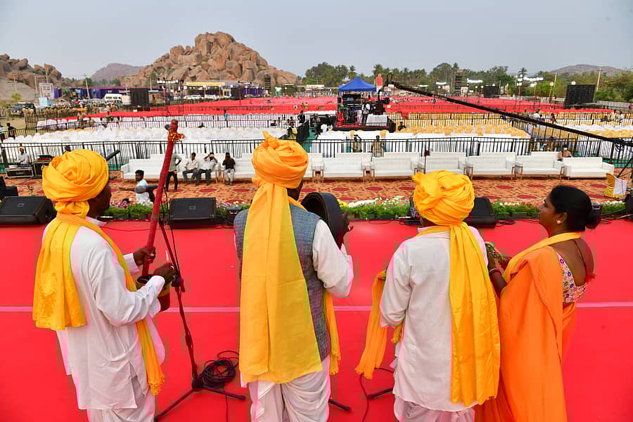ಆನೆಗೊಂದಿಯ ಮುಖ್ಯ ವೇದಿಕೆಯಲ್ಲಿ ನಡೆದ ಕಾರ್ಯಕ್ರಮದಲ್ಲಿ ಕಲಾವಿದರು ಜನರಿಲ್ಲದ ಕುರ್ಚಿ ಮುಂದೆ ಹಾಡಿದರು