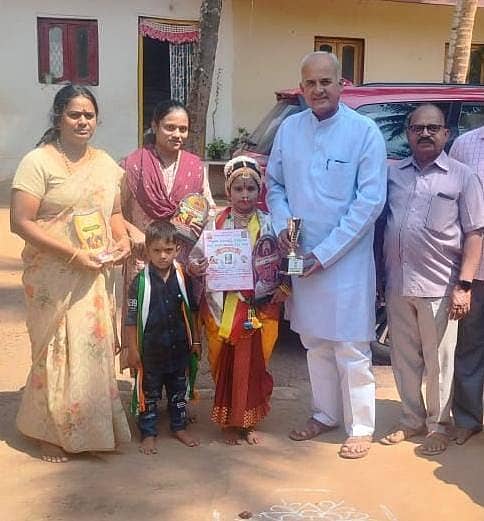 ‘ಕರ್ನಾಟಕ ನಾಟ್ಯ ಮಯೂರಿ–2024’ ಪ್ರಶಸ್ತಿ ಪತ್ರ, ಫಲಕದೊಂದಿಗೆ ಹುಬ್ಬಳ್ಳಿಯ ಉಣಕಲ್ ಗ್ರಾಮದ ಬಾಲಕಿ ಆಕಾಂಕ್ಷಾ ಮಾಲತೇಶ ಗೌಡ ಪಾಟೀಲ ಹಾಗೂ ಪೋಷಕರು