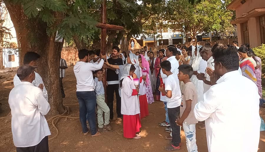 ಸಂಡೂರು ಪಟ್ಟಣದ ಕ್ರಿಸ್ತಜ್ಯೋತಿ ಚರ್ಚ್ನಲ್ಲಿ ಕ್ರೈಸ್ತರು ಶುಕ್ರವಾರ ಗುಡ್ಫ್ರೈಡೆ ಆಚರಿಸಿದರು