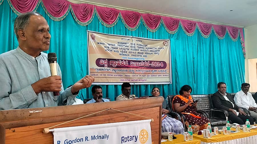 ಕನಕಪುರ ರೋಟರಿ ಭವನದಲ್ಲಿ ನಡೆದ ವಿಶ್ವ ಗ್ರಾಹಕರ ದಿನಾಚರಣೆ ಕಾರ್ಯಕ್ರಮದಲ್ಲಿ ವೈ.ಎಸ್‌.ತಮ್ಮಣ್ಣ ಮಾತನಾಡಿದರು