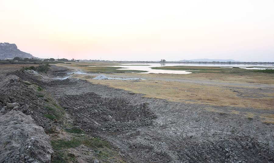 ಯಾದಗಿರಿ ನಗರದ ದೊಡ್ಡ ಕೆರೆಯಲ್ಲಿ ನೀರು ಕಡಿಮೆಯಾಗಿರುವುದು ಪ್ರಜಾವಾಣಿ ಚಿತ್ರ/ ರಾಜಕುಮಾರ ನಳ್ಳಿಕರ