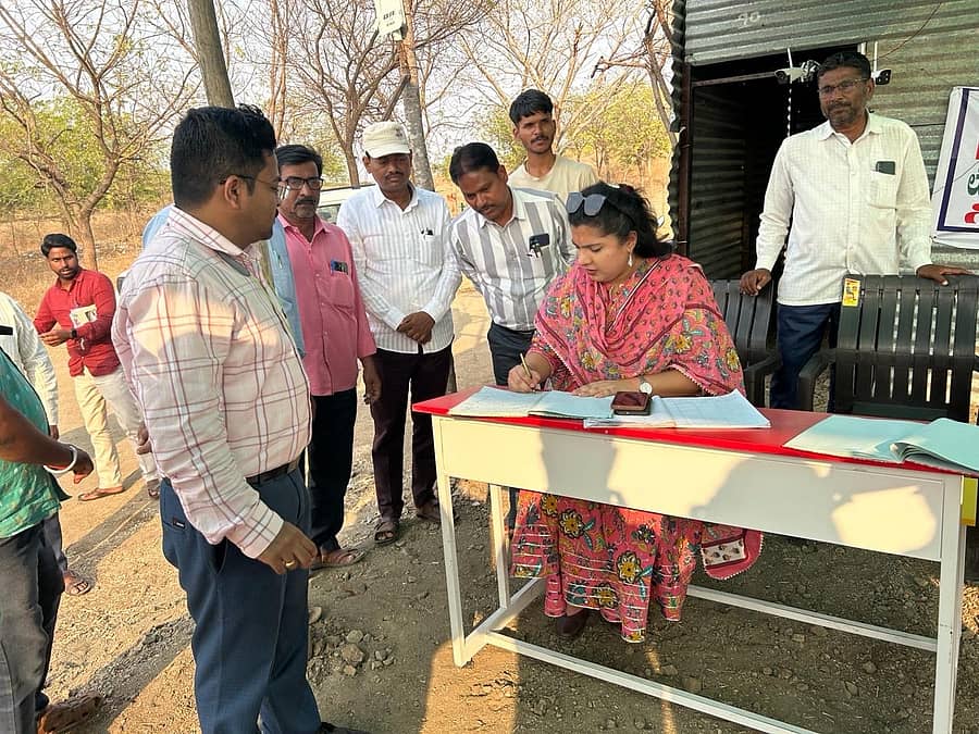 ಆಳಂದ ತಾಲ್ಲೂಕಿನ ನಿಂಬಾಳ ಚೆಕ್ಪೋಸ್ಟ್ಗೆ ಮಂಗಳವಾರ ಭೇಟಿ ನೀಡಿದ ಜಿಲ್ಲಾಧಿಕಾರಿ ಪೌಜಿಯಾ ತರನ್ನುಮ್ ದಾಖಲೆಗಳ ಪರಿಶೀಲನೆ ನಡೆಸಿದರು