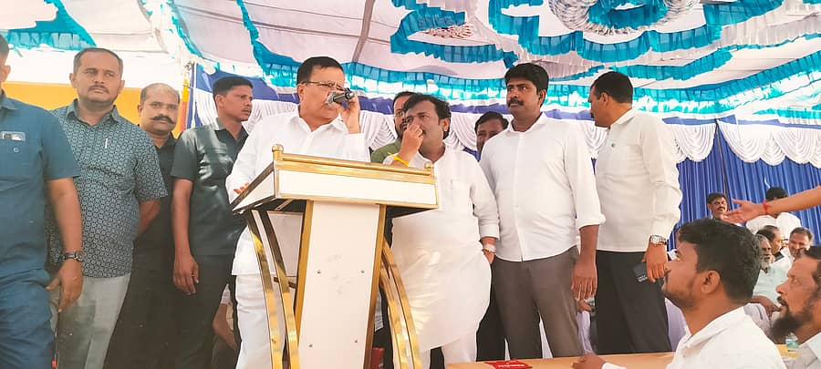 ಹಾಸನದಲ್ಲಿ ಬುಧವಾರ ನಡೆದ ಕಾಂಗ್ರೆಸ್ ಸಭೆಯಲ್ಲಿ ಸಚಿವ ಕೆ.ಎನ್. ರಾಜಣ್ಣ ಮತ್ತು ಚುನಾವಣಾ ಉಸ್ತುವಾರಿ ಜಿ.ಸಿ. ಚಂದ್ರಶೇಖರ್ ಅವರು ಕಾರ್ಯಕರ್ತರನ್ನು ಸಮಾಧಾನಪಡಿಸಲು ಯತ್ನಿಸಿದರು.