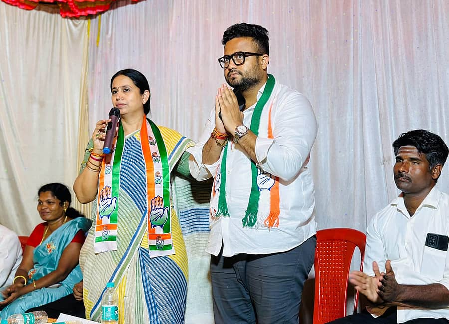 ಕಾಂಗ್ರೆಸ್ ಅಭ್ಯರ್ಥಿ ಮೃಣಾಲ್ ಹೆಬ್ಬಾಳಕರ್ ಪರ ಸಚಿವೆ ಲಕ್ಷ್ಮಿ ಹೆಬ್ಬಾಳಕರ ಅವರು ಬೆಳಗಾವಿ ಗ್ರಾಮೀಣ ಕ್ಷೇತ್ರದಲ್ಲಿ ಮತಯಾಚಿಸಿದರು