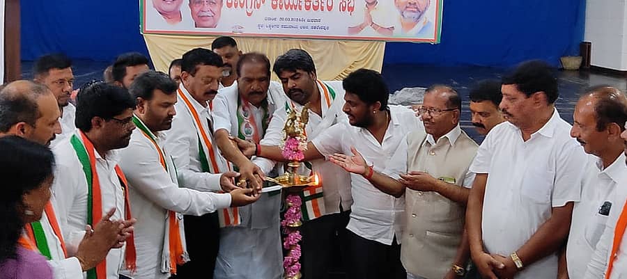 ಸಕಲೇಸಪುರದಲ್ಲಿ ಬುಧವಾರ ನಡೆದ ಕಾಂಗ್ರೆಸ್ ಕಾರ್ಯಕರ್ತರ ಸಭೆಯನ್ನು ಶಾಸಕ ಶಿವಲಿಂಗೇಗೌಡ ಹಾಗೂ ಮುಖಂಡರು ಉದ್ಘಾಟಿಸಿದರು