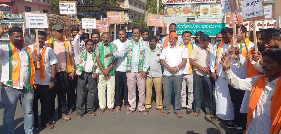 ಪ್ರಧಾನಿ ನರೇಂದ್ರ ಮೋದಿ ಅವರ ಕುರಿತು, ಕನ್ನಡ ಮತ್ತು ಸಂಸ್ಕೃತಿ ಇಲಾಕೆ ಸಚಿವ ಶಿವರಾಜ ತಂಗಡಗಿ ಅವರ ಅವಹೇಳನಕಾರಿ ಹೇಳಿಕೆ ಖಂಡಿಸಿ, ಬಿಜೆಪಿ ಮತ್ತು ಜೆಡಿಎಸ್ ಕಾರ್ಯಕರ್ತರು ರಾಮನಗರದಲ್ಲಿ ಬುಧವಾರ ಪ್ರತಿಭಟನೆ ನಡೆಸಿದರು