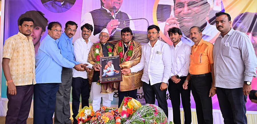 ಹೈದರಾಬಾದ್ ಕರ್ನಾಟಕ ಶಿಕ್ಷಣ (ಎಚ್ಕೆಇ) ಸಂಸ್ಥೆ ಆಡಳಿತ ಮಂಡಳಿ ಸದಸ್ಯರಾಗಿ ಆಯ್ಕೆಯಾಗಿರುವ ಡಾ. ರಜನೀಶ್ ವಾಲಿ ಅವರನ್ನು ಕನ್ನಡ ಸಾಹಿತ್ಯ ಪರಿಷತ್ತಿನ ಪದಾಧಿಕಾರಿಗಳು ಬೀದರ್ನಲ್ಲಿ ಬುಧವಾರ ಗೌರವಿಸಿದರು