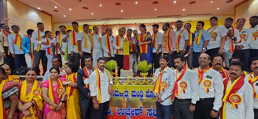 ಹರಿಹರದಲ್ಲಿ ಸೋಮವಾರ ನಡೆದ ಜಿಲ್ಲಾ 13ನೇ ಕನ್ನಡ ಸಾಹಿತ್ಯ ಸಮ್ಮೇಳನವನ್ನು ಎಸ್.ಎಸ್.ಲೈಫ್ ಕೇರ್ ಟ್ರಸ್ಟ್‌ ಟ್ರಸ್ಟಿ ಡಾ.ಪ್ರಭಾ ಮಲ್ಲಿಕಾರ್ಜುನ ಉದ್ಘಾಟಿಸಿದರು. ಕಸಾಪ ಜಿಲ್ಲಾ ಘಟಕದ ಅಧ್ಯಕ್ಷ ಬಿ.ವಾಮದೆವಪ್ಪ, ಸರ್ವಾಧ್ಯಕ್ಷ ಪ್ರೊ.ಸಿ.ವಿ.ಪಾಟೀಲ್ ಹಾಗೂ ಕಸಾಪ ಪದಾಧಿಕಾರಿಗಳಿದ್ದರು 