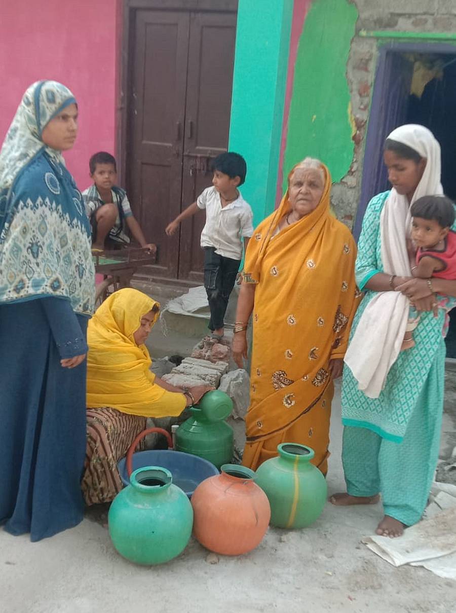 ದಾವಣಗೆರೆಯ ಶಿವಾನಗರದಲ್ಲಿ ಕೊಳವೆಬಾವಿ ನಲ್ಲಿಯಲ್ಲಿ ಬರುವ ಅಲ್ಪ ನೀರನ್ನು ಮಹಿಳೆಯರು ಚಂಬಿನಿಂದ ತೋಡಿಕೊಳ್ಳುತ್ತಿರುವುದು