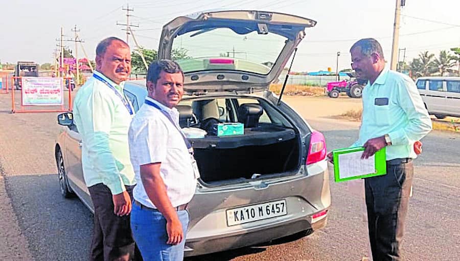 <div class="paragraphs"><p>ಚಾಮರಾಜನಗರ ಜಿಲ್ಲೆಯ ಕೊಳ್ಳೇಗಾಲ ಹೊರವಲಯದಲ್ಲಿ ವಾಣಿಜ್ಯ ತೆರಿಗೆ ಇಲಾಖೆಯ ಅಧಿಕಾರಿಗಳು ವಾಹನ ತಪಾಸಣೆ ನಡೆಸಿದರು</p></div>