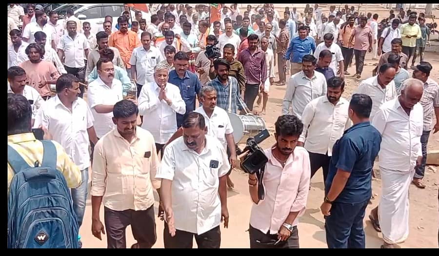 <div class="paragraphs"><p>ಗುಬ್ಬಿ ಪಟ್ಟಣಕ್ಕೆ ಶುಕ್ರವಾರ ಭೇಟಿ ನೀಡಿದ ಬಿಜೆಪಿ ಲೋಕಸಭಾ ಅಭ್ಯರ್ಥಿ ವಿ. ಸೋಮಣ್ಣ ಅವರನ್ನು ಪಕ್ಷದ ಕಾರ್ಯಕರ್ತರು ಸ್ವಾಗತಿಸಿದರು</p></div>