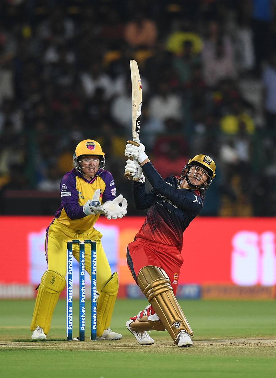 ಆರ್‌ಸಿಬಿ ನಾಯಕಿ ಸ್ಮೃತಿ ಮಂದಾನ ಬ್ಯಾಟಿಂಗ್‌   –ಪ್ರಜಾವಾಣಿ ಚಿತ್ರ/ಬಿ.ಎಚ್. ಶಿವಕುಮಾರ್ 