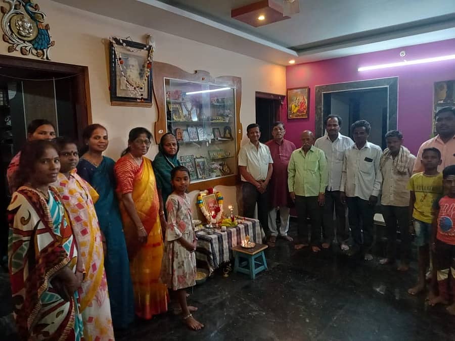 ತಾಲ್ಲೂಕ ಘಟಕದಿಂದ ಪಟ್ಟಣದಲ್ಲಿ ಗಾನಯೋಗಿ ಪಂಡಿತ್ ಪುಟ್ಟರಾಜ ಗವಾಯಿಗಳವರ ಭಾವಚಿತ್ರಕ್ಕೆ ಪೂಜೆ ಸಲ್ಲಿಸಿ ಜನ್ಮದಿನ ಆಚರಿಸಿದರು.