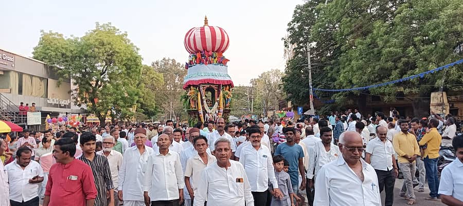 ಗಂಗಾವತಿ ಕೊಟ್ಟೂರು ಬಸವೇಶ್ವರ ದೇವಸ್ಥಾನದ ಜಾತ್ರಾ ಮಹೋತ್ಸವ ನಿಮಿತ್ತ ಗುರುವಾರ ಅಪಾದ ಜನರ ಸಮ್ಮು ಖದಲ್ಲಿ ಅದ್ದೂರಿಯಾಗಿ ರಥೋತ್ಸವ ಜರುಗಿತು.