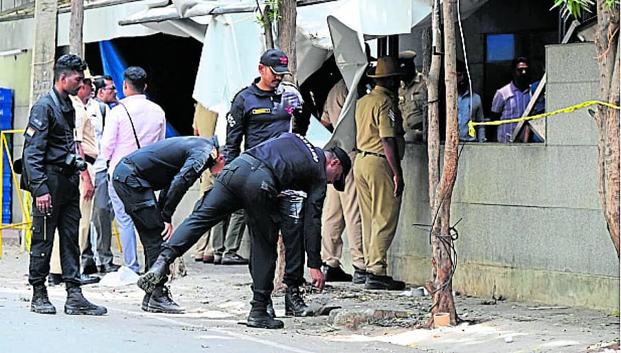 <div class="paragraphs"><p>ಬಾಂಬ್ ಸ್ಫೋಟ ನಡೆದಿದ್ದ ಸ್ಥಳ ಹಾಗೂ ಸುತ್ತಮುತ್ತ ಎನ್ಎಸ್ಜಿ ಕಮಾಂಡೊಗಳು ಶನಿವಾರ ಪರಿಶೀಲನೆ ನಡೆಸಿದರು – ಪ್ರಜಾವಾಣಿ ಚಿತ್ರ</p></div>