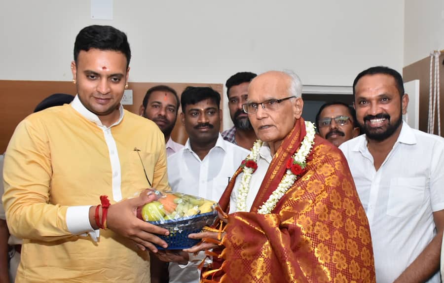 ಮೈಸೂರು–ಕೊಡಗು ಲೋಕಸಭಾ ಕ್ಷೇತ್ರದ ಬಿಜೆಪಿ ಅಭ್ಯರ್ಥಿ ಯದುವೀರ್ ಕೃಷ್ಣದತ್ತ ಚಾಮರಾಜ ಒಡೆಯರ್ ಅವರು ಕಾದಂಬರಿಕಾರ ಎಸ್.ಎಲ್. ಭೈರಪ್ಪ ಅವರನ್ನು ಶುಕ್ರವಾರ ಭೇಟಿಯಾಗಿ ಆಶೀರ್ವಾದ ಪಡೆದರು