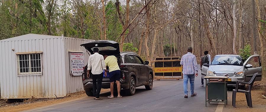 ಮುಂಡಗೋಡ ತಾಲ್ಲೂಕಿನ ಸನವಳ್ಳಿ ಚೆಕ್‌ಪೋಸ್ಟ್‌ನಲ್ಲಿ ವಾಹನಗಳ ತಪಾಸಣೆ ಮಾಡುತ್ತಿರುವ ಸಿಬ್ಬಂದಿ