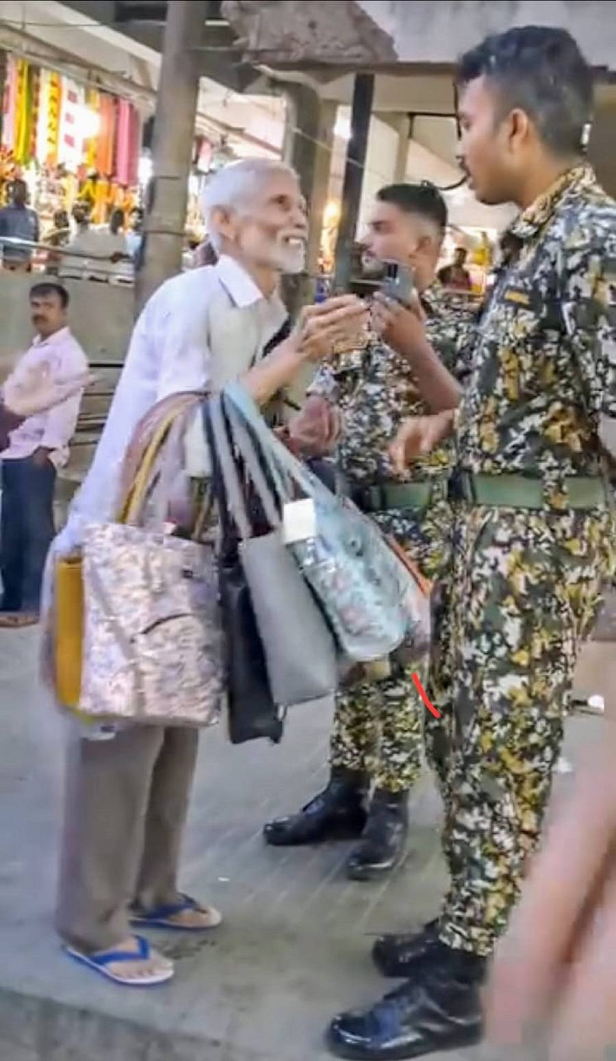 ಜಯನಗರದಲ್ಲಿ ಮಾರ್ಷಲ್ಗಳು ಹಿರಿಯ ನಾಗರಿಕರಿಂದ ಬ್ಯಾಗ್ ಕಸಿದು ಎಳೆದಾಡಿದ್ದ ದೃಶ್ಯ ಸಾಮಾಜಿಕ ತಾಣಗಳಲ್ಲಿ ಹರಿದಾಡಿತ್ತು