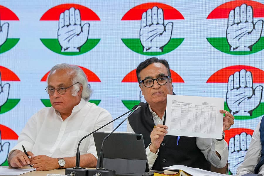 ನವದೆಹಲಿಯ ಎಐಸಿಸಿ ಪ್ರಧಾನ ಕಚೇರಿಯಲ್ಲಿ ಶುಕ್ರವಾರ ನಡೆದ ಸುದ್ದಿಗೋಷ್ಠಿಯಲ್ಲಿ ಕಾಂಗ್ರೆಸ್ ಪ್ರಧಾನ ಕಾರ್ಯದರ್ಶಿ ಜೈರಾಮ್ ರಮೇಶ್, ಖಜಾಂಚಿ ಅಜಯ್ ಮಾಕನ್ ದಾಖಲೆ ಪ್ರದರ್ಶಿಸಿದರು –ಪಿಟಿಐ ಚಿತ್ರ
