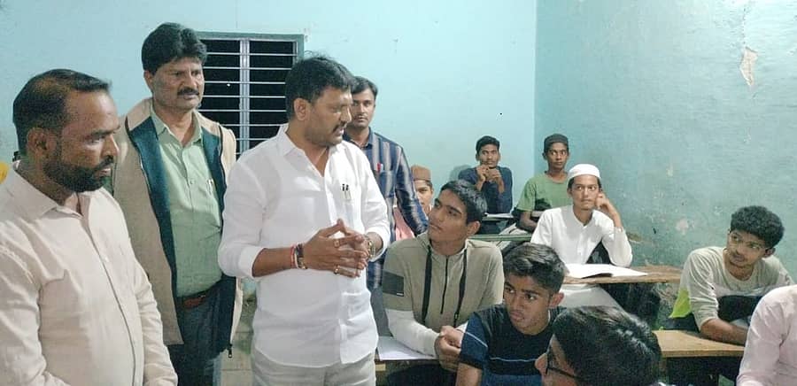 ಸಂತೇಬೆನ್ನೂರು ಸಮೀಪದ ಕೆರೆಬಿಳಚಿ ಗ್ರಾಮದ ಪ್ರೌಢಶಾಲೆಗಳಲ್ಲಿ ಶನಿವಾರ ಶಾಸಕ ಬಸವರಾಜು ಶಿವಗಂಗಾ ವಿದ್ಯಾರ್ಥಿಗಳೊಂದಿಗೆ ಸಂವಾದ ನಡೆಸಿದರು