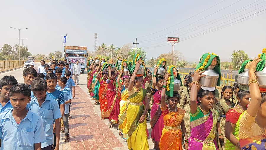 ಯಾದಗಿರಿ ತಾಲ್ಲೂಕಿನ ರಾಮಸಮುದ್ರ ಗ್ರಾಮದಲ್ಲಿ ಸಂವಿಧಾನ ಜಾಗೃತಿ ಜಾಥಾ ಅಂಗವಾಗಿ ರಥಯಾತ್ರೆಯನ್ನು ಊರಿನ ಗ್ರಾಮ ಪಂಚಾಯಿತಿ ಅಧ್ಯಕ್ಷರು, ಸದಸ್ಯರು ಹಾಗೂ ಗ್ರಾಮಸ್ಥರು ಅದ್ಧೂರಿಯಾಗಿ ಸ್ವಾಗತಿಸಿದರು