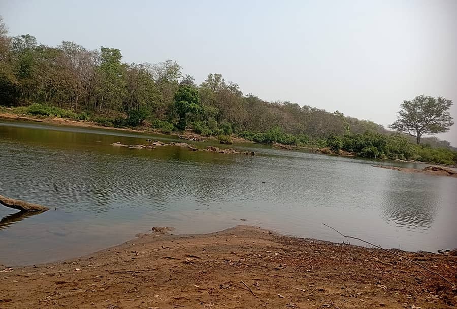 ಅಂಕೋಲಾ ತಾಲ್ಲೂಕಿನ ಹೊನ್ನಾಳಿ ಸಮೀಪ ಹರಿಯುತ್ತಿರುವ ಗಂಗಾವಳಿ ನದಿಯಲ್ಲಿ ನೀರಿನ ಮಟ್ಟ ಇಳಿಕೆಯಾಗಿರುವುದು.