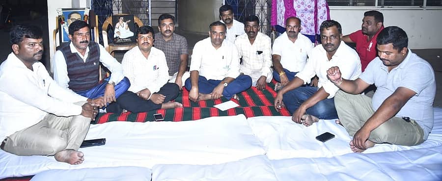 ತುಮಕೂರಿನ ಗುತ್ತಿಗೆದಾರರ ಸಂಘದ ಕಚೇರಿ ಮುಂಭಾಗದ ಗುರುವಾರ ಟೆಂಡರ್ ನೀಡುವ ವಿಚಾರದಲ್ಲಿ ಅರ್ಹ ಗುತ್ತಿಗೆದಾರರಿಗೆ ಅನ್ಯಾಯವಾಗುತ್ತಿದೆ ಎಂದು ಆರೋಪಿಸಿ ಕಾಂಗ್ರೆಸ್ ಮುಖಂಡ, ಗುತ್ತಿಗೆದಾರ ರಾಯಸಂದ್ರ ರವಿಕುಮಾರ್ ಅನಿರ್ದಿಷ್ಟಾವಧಿ ಧರಣಿ ನಡೆಸಿದರು. ಮುಖಂಡರಾದ ಕೊಟ್ಟ ಶಂಕರ್, ರಂಗಧಾಮಯ್ಯ ಇತರರು ಹಾಜರಿದ್ದರು