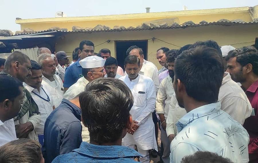 ಆಳಂದ ತಾಲ್ಲೂಕಿನ ದಣ್ಣೂರು ಗ್ರಾಮದಲ್ಲಿ ಮೃತ ಕಾರ್ಮಿಕನ ಕುಟುಂಬಕ್ಕೆ ಶಾಸಕ ಬಿ.ಆರ್.‌ಪಾಟೀಲ ಸಾಂತ್ವನ ಹೇಳಿದರು 