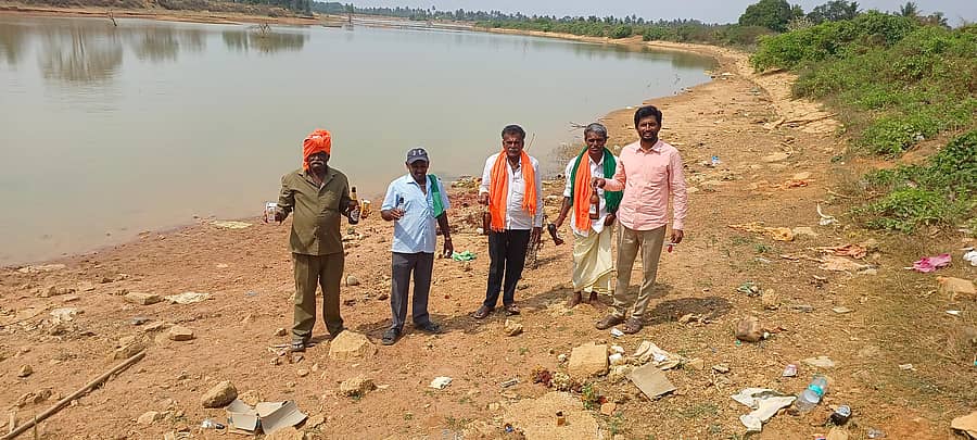 ಶಿಡ್ಲಘಟ್ಟ ತಾಲ್ಲೂಕಿನ ಗುಡಿಹಳ್ಳಿಯ ಪರಿಸರ ಕುಡುಕರಿಂದ ಹಾಳಾಗುತ್ತಿರುವುದನ್ನು ಗ್ರಾಮಸ್ಥರು ಅಲ್ಲಿ ಬಿಸಾಡಿರುವ ಖಾಲಿ ಬಾಟಲಿ ಹಿಡಿದು ಪ್ರದರ್ಶಿಸಿದರು