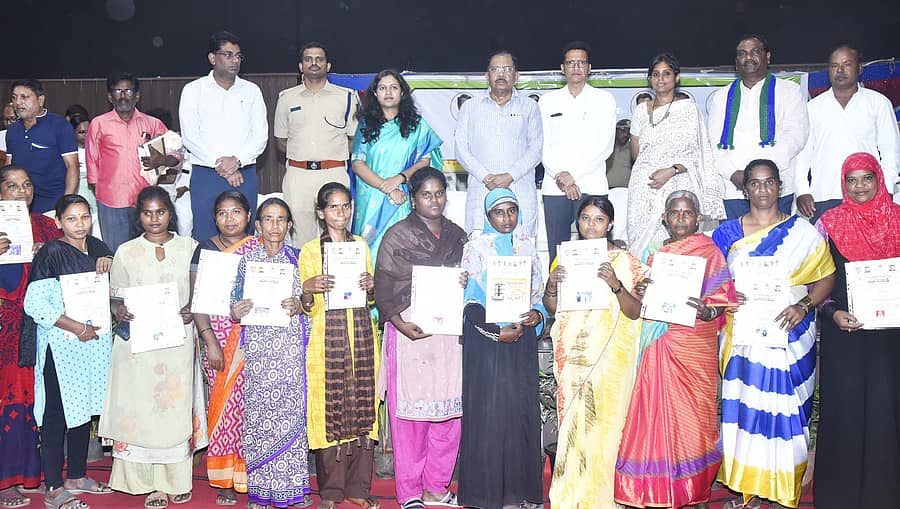 <div class="paragraphs"><p>ಜಿಲ್ಲಾ ಉಸ್ತುವಾರಿ ಸಚಿವ ಜಿ.ಪರಮೇಶ್ವರ, ಶಾಸಕ ಜಿ.ಬಿ.ಜ್ಯೋತಿಗಣೇಶ್, ಜಿಲ್ಲಾಧಿಕಾರಿ ಶುಭ ಕಲ್ಯಾಣ್, ಜಿ.ಪಂ ಸಿಇಒ ಜಿ.ಪ್ರಭು, ಪಾಲಿಕೆ ಆಯುಕ್ತೆ ಬಿ.ವಿ.ಅಶ್ವಿಜ, ಎಸ್ಪಿ ಕೆ.ವಿ.ಅಶೋಕ್, ಎಂಜಿನಿಯರ್ ವಿವೇಕಾನಂದ ಜಿ.ವಾರ್ಕರ್, ಸ್ಲಂ ಸಮಿತಿ ಅಧ್ಯಕ್ಷ ನರಸಿಂಹಮೂರ್ತಿ </p></div>