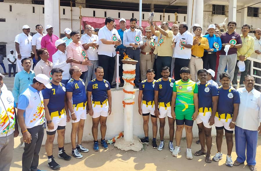 ಕೊಪ್ಪಳದಲ್ಲಿ ಬುಧವಾರ ಆರಂಭವಾದ ರಾಜ್ಯ ಸರ್ಕಾರಿ ನೌಕರರ ಜಿಲ್ಲಾಮಟ್ಟದ ಕ್ರೀಡಾಕೂಟಕ್ಕೆ ಜಿಲ್ಲಾ ಪಂಚಾಯಿತಿ ಸಿಇಒ ರಾಹುಲ್ ರತ್ನಂ ಪಾಂಡೆಯ ಚಾಲನೆ ನೀಡಿದರು