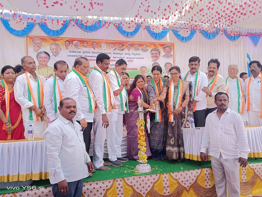 ಹೊನ್ನಾಳಿಯಲ್ಲಿ ಭಾನುವಾರ ನಡೆದ ಕಾಂಗ್ರೆಸ್ ಪ್ರಚಾರ ಸಭೆಯನ್ನು ದಾವಣಗೆರೆ ಲೋಕಸಭಾ ಕ್ಷೇತ್ರದ ಕಾಂಗ್ರೆಸ್ ಅಭ್ಯರ್ಥಿ ಡಾ. ಪ್ರಭಾ ಮಲ್ಲಿಕಾರ್ಜುನ್ ಉದ್ಘಾಟಿಸಿದರು