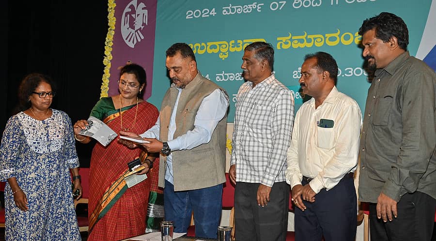 <div class="paragraphs"><p>ಮೈಸೂರಿನ ರಂಗಾಯಣದಲ್ಲಿ ‘ಬಹುರೂಪಿ ಚಲನಚಿತ್ರೋತ್ಸವ’ದ ಪರಿಚಯ ಪುಸ್ತಕ ಬಿಡುಗಡೆ ಮಾಡುವ ಮೂಲಕ ಚಿತ್ರೋತ್ಸವಕ್ಕೆ ವನಜೀವಿ ಛಾಯಾಗ್ರಾಹಕ ಲೋಕೇಶ್ ಮೊಸಳೆ ಗುರುವಾರ ಚಾಲನೆ ನೀಡಿದರು. ಶಶಿಕಲಾ, ನಿರ್ಮಲಾ ಮಠಪತಿ, ವಿ.ಎನ್.ಮಲ್ಲಿಕಾರ್ಜುನಸ್ವಾಮಿ, ಪ್ರೊ.ಎಚ್.ಎಸ್.ಉಮೇಶ್, ಕೆ.ಮನು ಹಾಜರಿದ್ದರು </p></div>