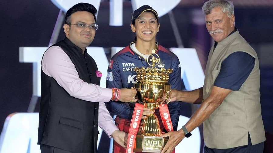 <div class="paragraphs"><p>ಆರ್‌ಸಿಬಿ ನಾಯಕಿ ಸ್ಮೃತಿ ಮಂದಾನ ಅವರು ಚಾಂಪಿಯನ್ಸ್ ಟ್ರೋಫಿಯನ್ನು ಬಿಸಿಸಿಐ ಅಧ್ಯಕ್ಷ ರೋಜರ್ ಬಿನ್ನಿ ಮತ್ತು ಬಿಸಿಸಿಐ ಕಾರ್ಯದರ್ಶಿ ಜಯ್ ಶಾ ಅವರಿಂದ ಸ್ವೀಕರಿಸಿದರು.</p></div><div class="paragraphs"><p><br></p></div>