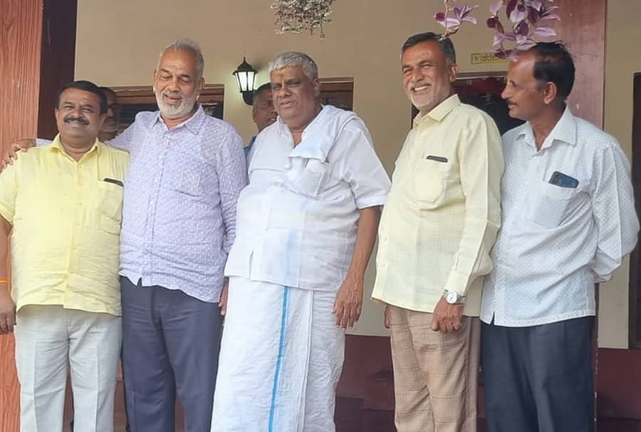 ಹಾಸನ ಜಿಲ್ಲೆಯ ಅರಕಲಗೂಡು ತಾಲ್ಲೂಕಿನ ಹನ್ಬಾಳು ಗ್ರಾಮದಲ್ಲಿ ಶಾಸಕ ಎ.ಮಂಜು ಅವರನ್ನು ಭೇಟಿ ಮಾಡಿದ ಶಾಸಕ ಎಚ್.ಡಿ.ರೇವಣ್ಣ ಒಂದೂವರೆ ಗಂಟೆ ಮಾತುಕತೆ ನಡೆಸಿದರು. ಶಾಸಕ ಸಿ.ಎನ್. ಬಾಲಕೃಷ್ಣ ಇದ್ದರು.