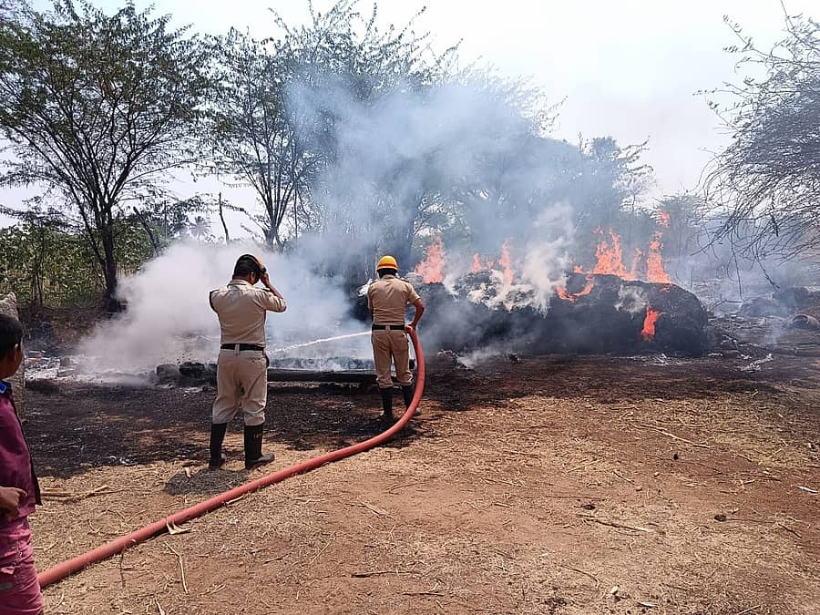 ಪುರವರ ಹೋಬಳಿಯ ದೊಡ್ಡಹೊಸಹಳ್ಳಿ ಗ್ರಾಮದಲ್ಲಿ ಭಾನುವಾರ ಮೇವಿನ ಬಣವೆ ಉರಿಯುತ್ತಿರುವುದನ್ನು ಆರಿಸುತ್ತಿರುವ ಅಗ್ನಿಶಾಮಕದಳದ ಸಿಬ್ಬಂದಿ