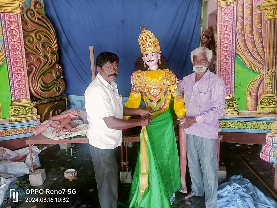 ಮಾಲೂರಿನ ಧರ್ಮರಾಯಸ್ವಾಮಿ ದೇವಾಲಯದ ಮುಂಭಾಗದಲ್ಲಿರುವ ರಂಗ ಮಂದಿರದಲ್ಲಿ ಕಾಮನ ಹಬ್ಬದ ಪ್ರಯುಕ್ತ ರತಿ ಮನ್ಮಥರನ್ನು ಸಿದ್ಧಪಡಿಸುತ್ತಿರುವುದು