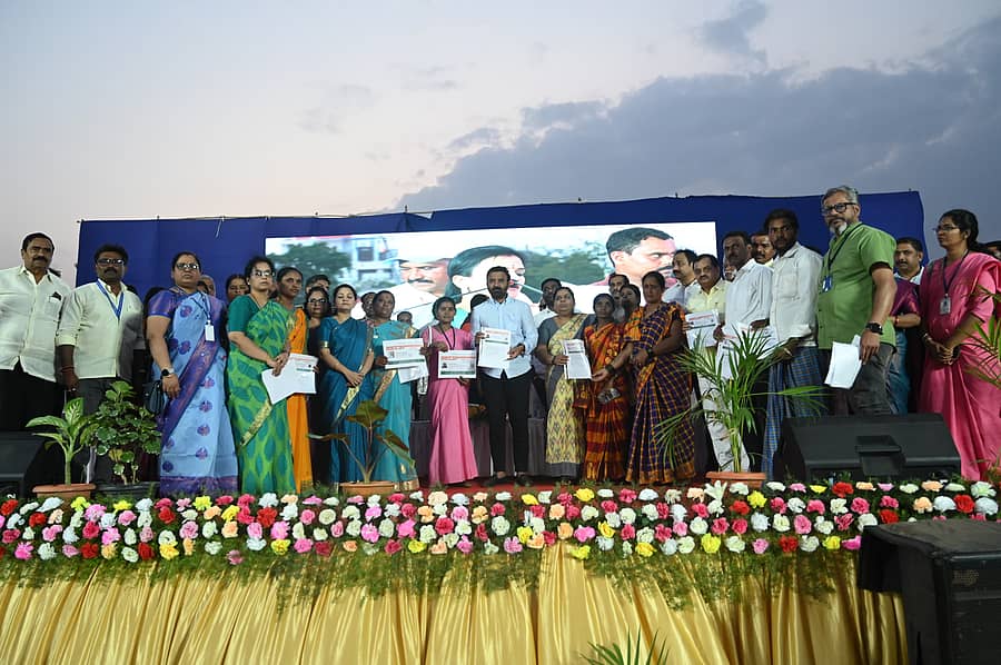 ಕುಂದಗೋಳ ಪಟ್ಟಣದಲ್ಲಿ ಶನಿವಾರ ಆಯೋಜಿಸಿದ್ದ ತಾಲ್ಲೂಕು ಮಟ್ಟದ ಸರ್ಕಾರದ ಪಂಚ ಗ್ಯಾರಂಟಿ ಯೋಜನೆಗಳ ಫಲಾನುಭವಿಗಳ ಸಮಾವೇಶದಲ್ಲಿ ಜಿಲ್ಲಾ ಉಸ್ತುವಾರಿ ಸಚಿವ ಸಂತೋಷ ಲಾಡ್ ಹಕ್ಕು ಪತ್ರ ವಿತರಿಸಿದರು