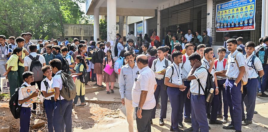 ಮೈಸೂರಿನ ಕುವೆಂಪುನಗರದ ಸರ್ಕಾರಿ ಪಿ.ಯು.ಕಾಲೇಜಿನ ಪರೀಕ್ಷಾ ಕೇಂದ್ರದಲ್ಲಿ ಎಸ್ಸೆಸ್ಸೆಲ್ಸಿ ಪರೀಕ್ಷೆ ಬರೆಯಲು ಸೋಮವಾರ ವಿದ್ಯಾರ್ಥಿಗಳು ಆಗಮಿಸಿದರು –ಪ್ರಜಾವಾಣಿ ಚಿತ್ರ