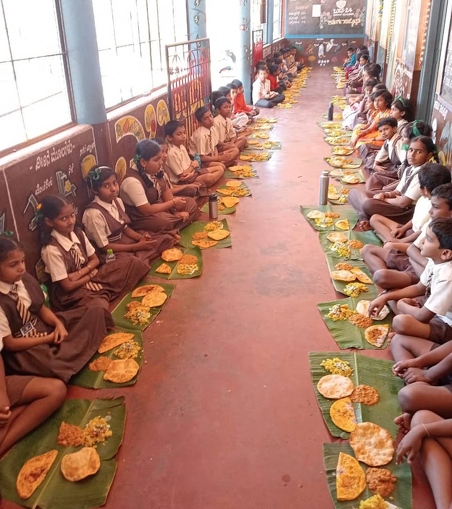 ಶಿರಸಿ ತಾಲ್ಲೂಕಿನ ನಾರಾಯಣಗುರು ನಗರದ ಸರ್ಕಾರಿ ಶಾಲೆಯಲ್ಲಿ ಅತಿಥಿ ಭೋಜನದ ಅಂಗವಾಗಿ ವಿದ್ಯಾರ್ಥಿಗಳಿಗೆ ಬಿಸಿಯೂಟಕ್ಕೆ ಸಿಹಿ ತಿನಿಸುಗಳನ್ನು ನೀಡಲಾಯಿತು