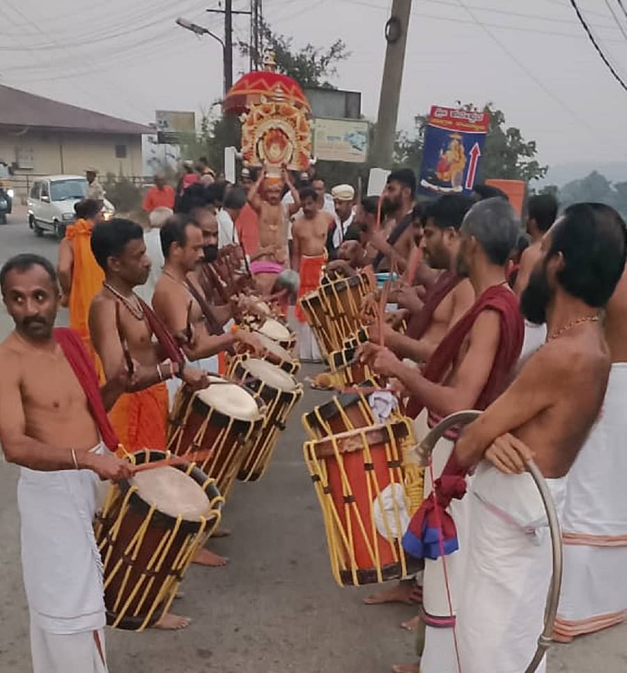 ವಿರಾಜಪೇಟೆ ಮಲೆತಿರಿಕೆ ಬೆಟ್ಟದ ಮಲೆ ಮಹಾದೇಶ್ವರ ದೇವಾಲಯದ ವಾರ್ಷಿಕ ಉತ್ಸವದಲ್ಲಿ ಕೇರಳದ ಚಂಡೆಮೇಳ ತಂಡವು ಸಾರ್ವಜನಿಕರ ಗಮನ ಸೆಳೆಯಿತು