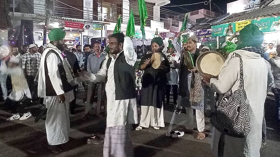 ಸೋಮವಾರಪೇಟೆ:ಪಟ್ಟಣದ ಹನಫಿ ಜಾಮಿಯಾ ಮಸೀದಿಯ ಹಝ್ರತ್ ಮಸ್ತಾನ್ ಮಲಂಗ್ ಷಾವಲಿ ಉರೂಸ್ನಲ್ಲಿ ರಾಮನಗರದ ತಂಡದಿಂದ ಆಕರ್ಷಕ ದಫ್ ನಡೆಯಿತು