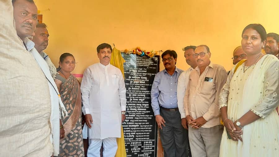 ಹಾವೇರಿ ತಾಲ್ಲೂಕಿನ ದೇವಗಿರಿಯಲ್ಲಾಪುರ ಗ್ರಾಮದ ಸರ್ಕಾರಿ ಹಿರಿಯ ಪ್ರಾಥಮಿಕ ಶಾಲೆಯಲ್ಲಿ 2022-23ನೇ ಸಾಲಿನ ರಾಜ್ಯ ವಲಯ ವಿವೇಕ ಯೋಜನೆ ಅಡಿ ಎರಡು ಕೊಠಡಿಗಳನ್ನು ಶಾಸಕ ರುದ್ರಪ್ಪ ಲಮಾಣಿ ಉದ್ಘಾಟಿಸಿದರು