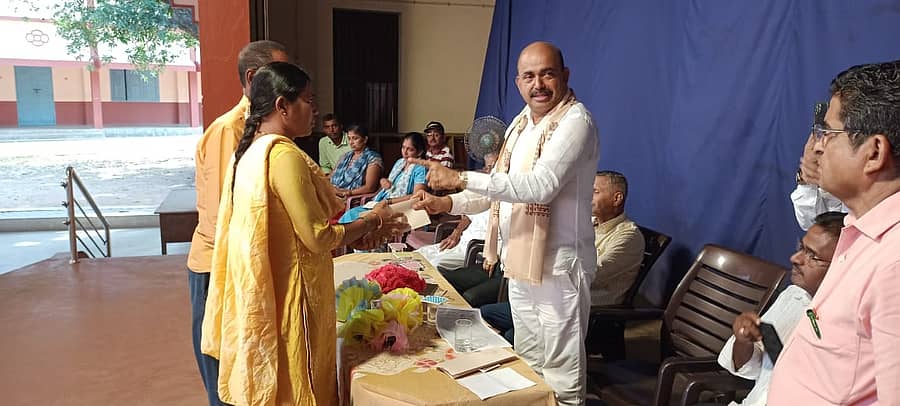 ಈಜಲು ಹೋಗಿ ಮೃತಪಟ್ಟ ನಾಲ್ವರು ವಿದ್ಯಾರ್ಥಿಗಳ ಕುಟುಂಬದವರಿಗೆ ಮುಖ್ಯಮಂತ್ರಿ ಪರಿಹಾರ ನಿಧಿಯ ಚೆಕ್ ಅನ್ನು ಮೊಹಿಯುದ್ದೀನ್ ಬಾವ ವಿತರಿಸಿದರು