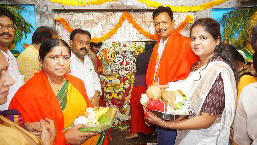 ಬಳ್ಳಾರಿ ಲೋಕಸಭಾ ಕ್ಷೇತ್ರದ ಕಾಂಗ್ರೆಸ್‌ ಪಕ್ಷದ ಸಂಭಾವ್ಯ ಅಭ್ಯರ್ಥಿ ಇ.ತುಕಾರಾಮ್‌ ಅವರು ಶುಕ್ರವಾರ ನಗರದ ಕನಕದುರ್ಗಮ್ಮನ ಗುಡಿಗೆ ಕುಟುಂಬ ಸಹಿತ ಆಗಮಿಸಿ ವಿಶೇಷ ಪೂಜೆ ಸಲ್ಲಿಸಿದರು. ಟಿಕೆಟ್‌ ಆಕಾಂಕ್ಷಿಯಾಗಿದ್ದ ತುಕಾರಾಮ್‌ ಪುತ್ರಿ ಚೈತನ್ಯಾ (ಸೌಪರ್ಣಿಕಾ) ಅವರೂ ಚಿತ್ರದಲ್ಲಿದ್ದಾರೆ  – ಪ್ರಜಾವಾಣಿ ಚಿತ್ರ 