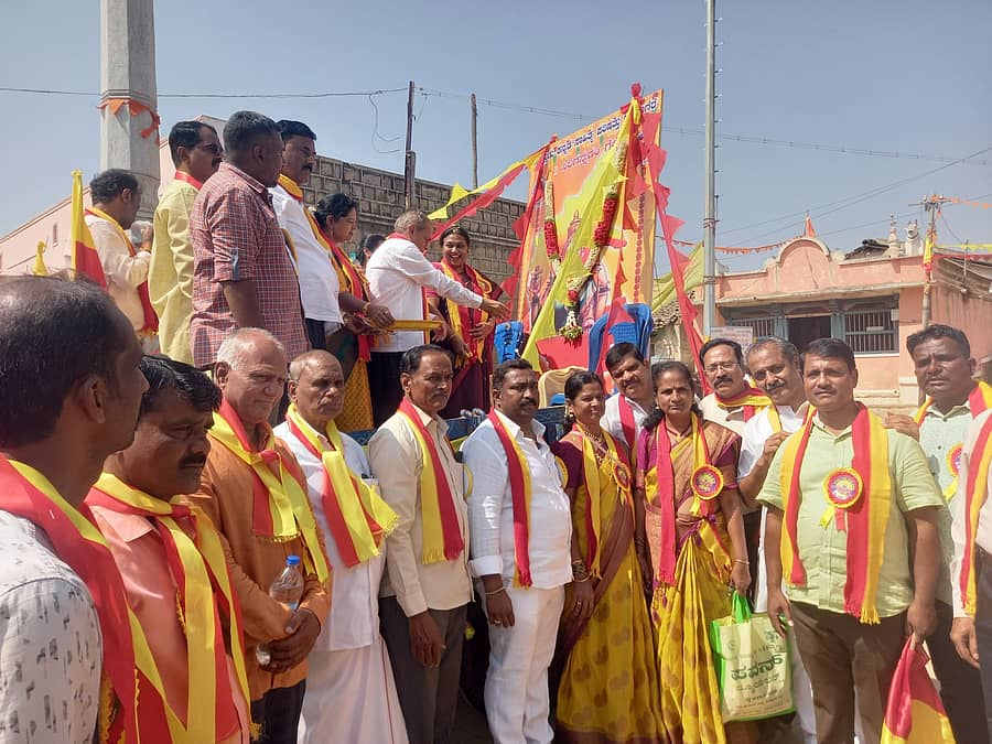 ಮಾಯಕೊಂಡ ಸಮೀಪದ ಹೆಬ್ಬಾಳು ಗ್ರಾಮದಲ್ಲಿ ದಾವಣಗೆರೆ ತಾಲ್ಲೂಕು ಹತ್ತನೇ ಕನ್ನಡ ಸಾಹಿತ್ಯ ಸಮ್ಮೇಳನದಲ್ಲಿ ಭುವನೇಶ್ವರಿ ದೇವಿ ಭಾವಚಿತ್ರ ಹಾಗೂ ಸಮ್ಮೇಳನ ಅಧ್ಯಕ್ಷರ ಮೆರವಣಿಗೆ ವಿವಿಧ ಕಲಾ ತಂಡಗಳೊಂದಿಗೆ ನಡೆಯಿತು