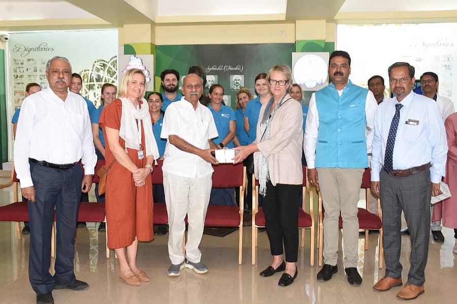 ಬೆಳಗಾವಿಯ ಕಾಹೇರ್ನ ಇನ್ಸ್ಟಿಟ್ಯೂಟ್ ಆಫ್ ನರ್ಸಿಂಗ್ ಸೈನ್ಸ್ಗೆ ಭೇಟಿ ನೀಡಿದ ಆಸ್ಟ್ರೇಲಿಯಾದ ಸದರ್ನ್ ಕ್ರಾಸ್ ವಿಶ್ವವಿದ್ಯಾಲಯದ ನರ್ಸಿಂಗ್ ವಿದ್ಯಾರ್ಥಿಗಳು ಮತ್ತು ಅಧ್ಯಾಪಕರನ್ನು ಕೆಎಲ್ಇ ಸಂಸ್ಥೆಯ ಕಾರ್ಯಾಧ್ಯಕ್ಷ ಪ್ರಭಾಕರ ಕೋರೆ ಸನ್ಮಾನಿಸಿದರು