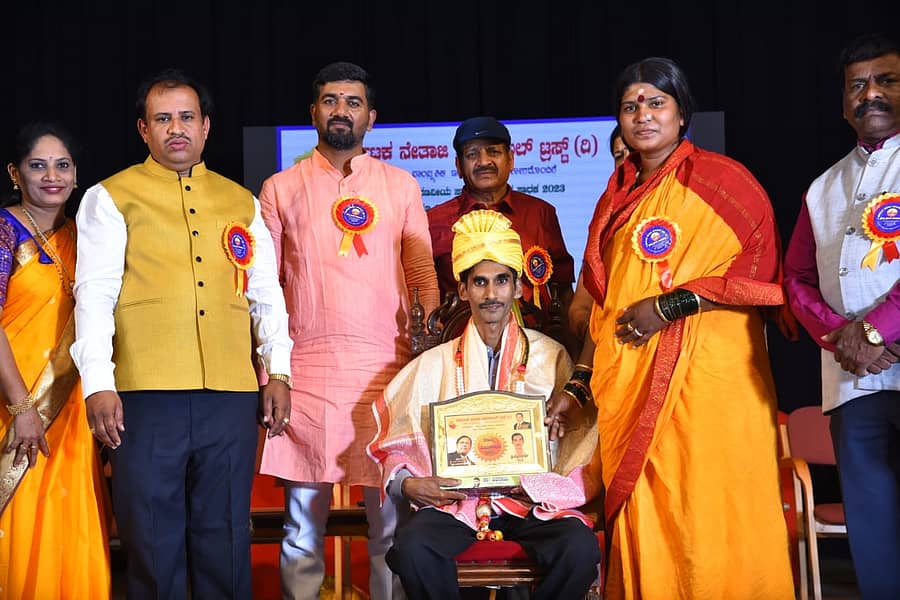 ನೇತಾಜಿ ಚಾರಿಟಬಲ್ ಟ್ರಸ್ಟ್ ಬೆಂಗಳೂರು, ಕನ್ನಡ ಮತ್ತು ಸಂಸ್ಕೃತಿ ಇಲಾಖೆಯ ಆಶ್ರಯದಲ್ಲಿ ಬೆಂಗಳೂರಿನ ರವೀಂದ್ರ ಕಲಾಕ್ಷೇತ್ರದಲ್ಲಿ ನಡೆದ ರಾಜ್ಯ ಪ್ರಶಸ್ತಿ ಪ್ರದಾನ ಸಮಾರಂಭದಲ್ಲಿ ಬಹುಮುಖ ಪ್ರತಿಭೆಯ ಬಲ್ಲಾಡಿ ಚಂದ್ರಶೇಖರ ಭಟ್‌ಗೆ ‘ರಾಜ್ಯ ವಿಭೂಷಣ’ ಪ್ರಶಸ್ತಿ -24 ನೀಡಿ ಗೌರವಿಸಲಾಯಿತು