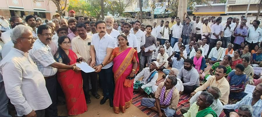 ತುರುವೇಕೆರೆ ತಾಲ್ಲೂಕಿನ ಬಾಣಸಂದ್ರ, ದುಂಡಾ, ಕೋಡಿಹಳ್ಳಿ, ಕುಣಿಕೆನಹಳ್ಳಿ, ಬಲಮಾದಿಹಳ್ಳಿ, ರಂಗನಾಥಪುರ ಭೋವಿ ಕಾಲೊನಿ ರೈತರು ಪ್ರತಿಭಟನೆ ನಡೆಸಿದರು