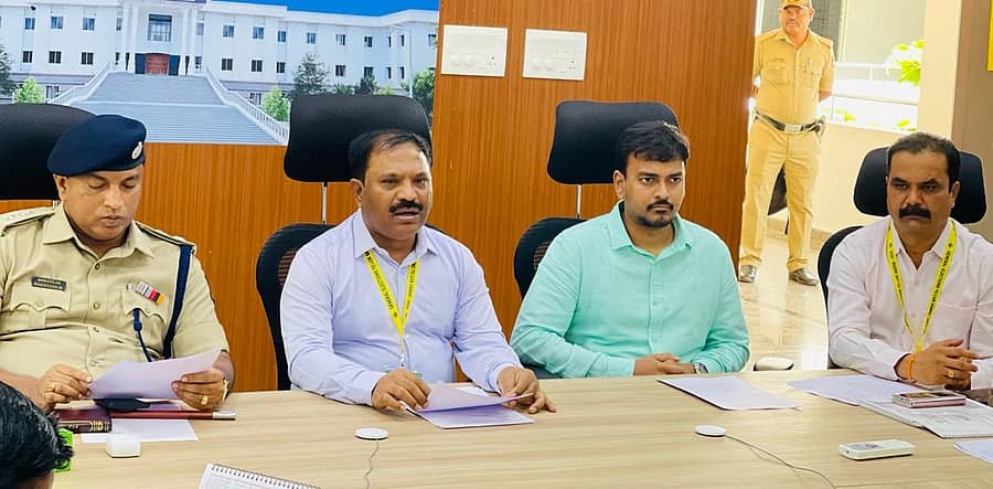 ಕೋಲಾರದಲ್ಲಿ ಗುರುವಾರ ಪತ್ರಿಕಾಗೋಷ್ಠಿಯಲ್ಲಿ ಜಿಲ್ಲಾಧಿಕಾರಿ ಅಕ್ರಂ ಪಾಷಾ ಮಾತನಾಡಿದರು. ಎಂ.ನಾರಾಯಣ, ಬಾಲು, ಶಂಕರ್ ವಣಿಕ್ಯಾಳ್ ಪಾಲ್ಗೊಂಡಿದ್ದರು